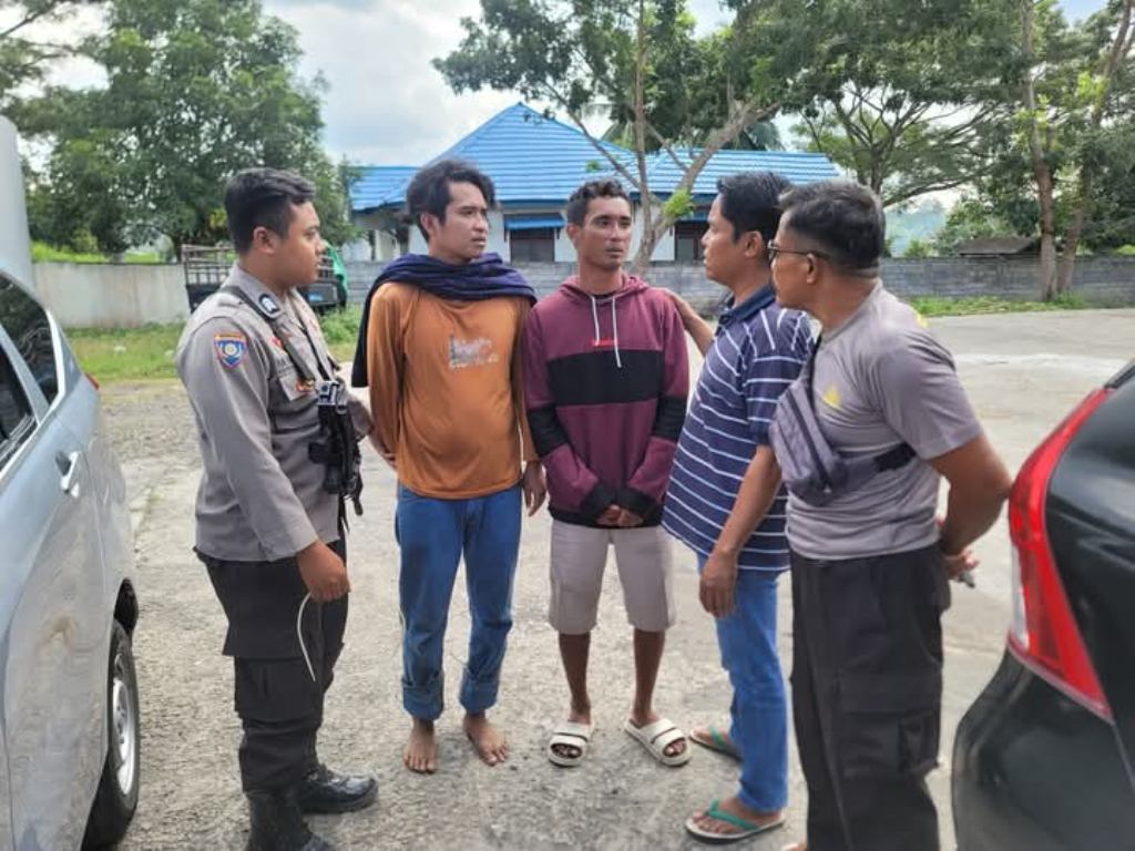 AKHIRNYA DITANGKAP: Pelaku AA dan DN saat diamankan di Polsek Manggelewa sebelum dibawa ke Polres Bima, Senin (9/6).