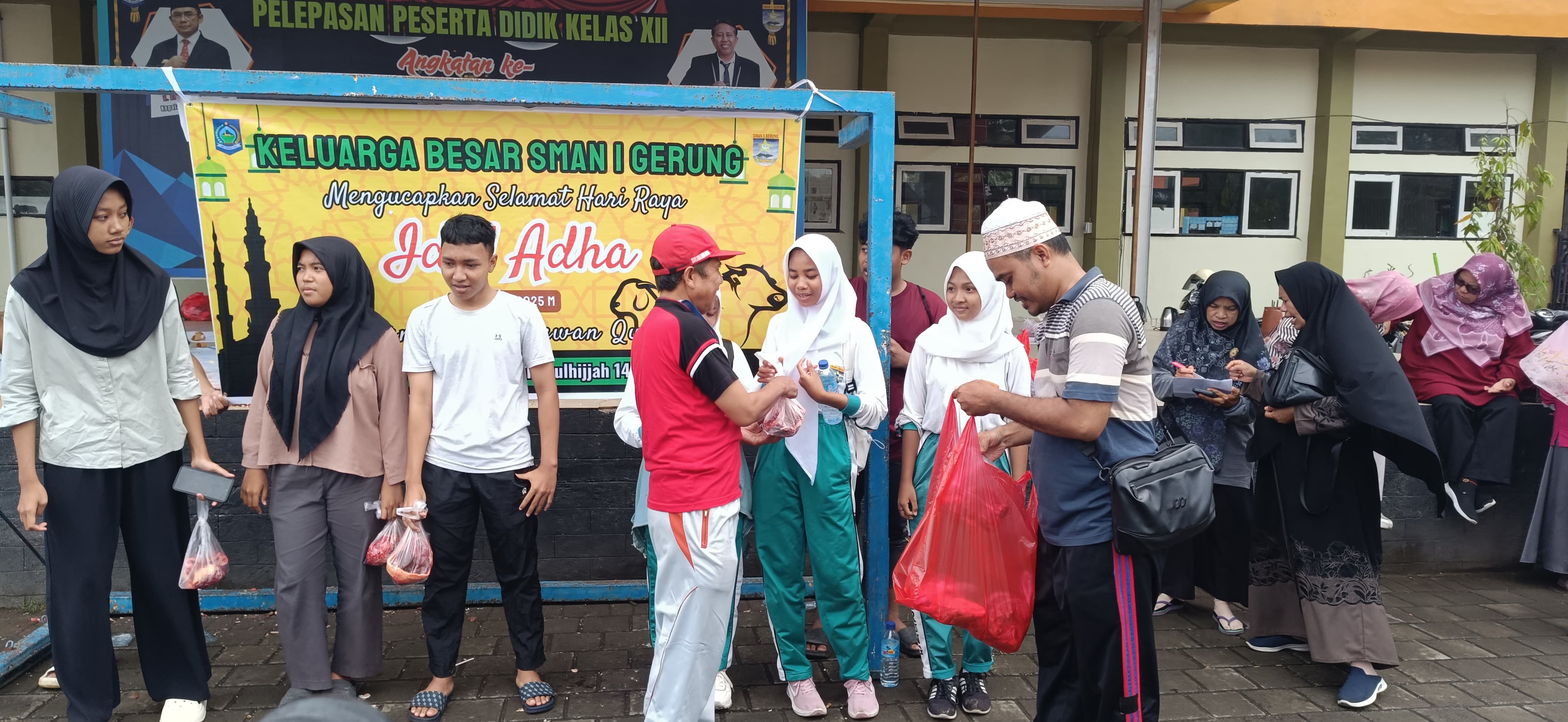 Kepala SMAN 1 Gerung Ridwan Helmi menyalurkan daging kurban kepada siswa kurang mampu di sekolah setempat.