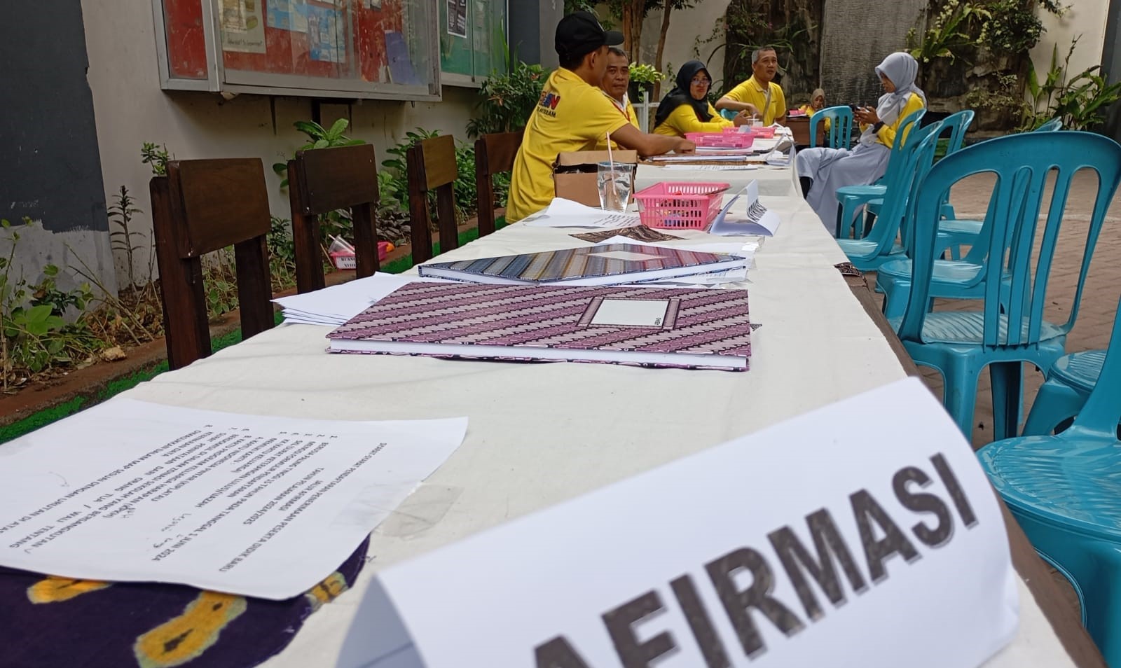 Panitia SPMB SMPN 6 Mataram menunggu pendaftar jalur afirmasi, tahun lalu.