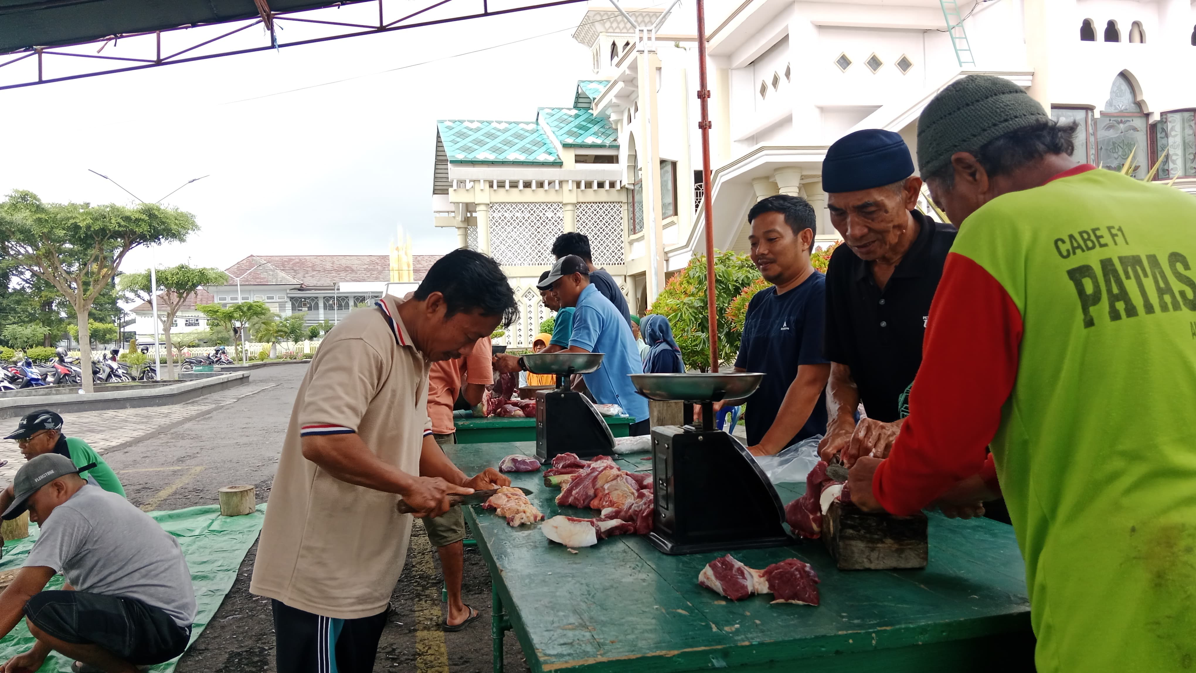 Seorang panitia kurban masjid agung Al Mujahidin Selong saat menimbang daging kurban.