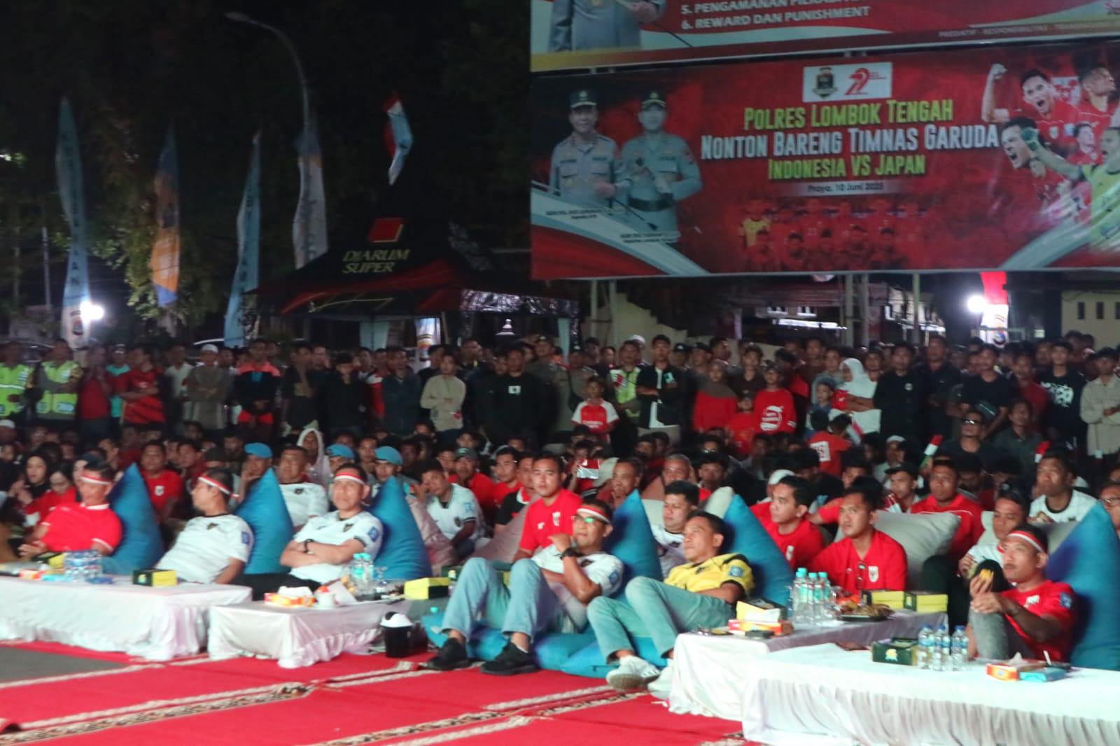 DUKUNG PENUH: Ribuan penonton memadati halaman Mapolres Loteng menyaksikan pertandingan timnas Indonesia melawan Jepang, semalam (10/6).