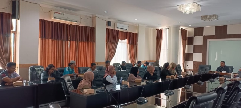 DENGAR ASPIRASI: Ketua Komisi 3 DPRD Kota Mataram Abd Rachman (duduk di depan) saat memimpin rapat dengar aspirasi warga Pondok Prasi, Selasa (10/6).