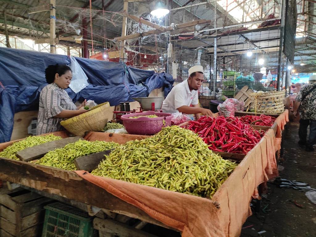 STABIL : Pedagang cabai di Pasar Mandalika sedang memilah barang jualannya, beberapa waktu lalu.&nbsp;