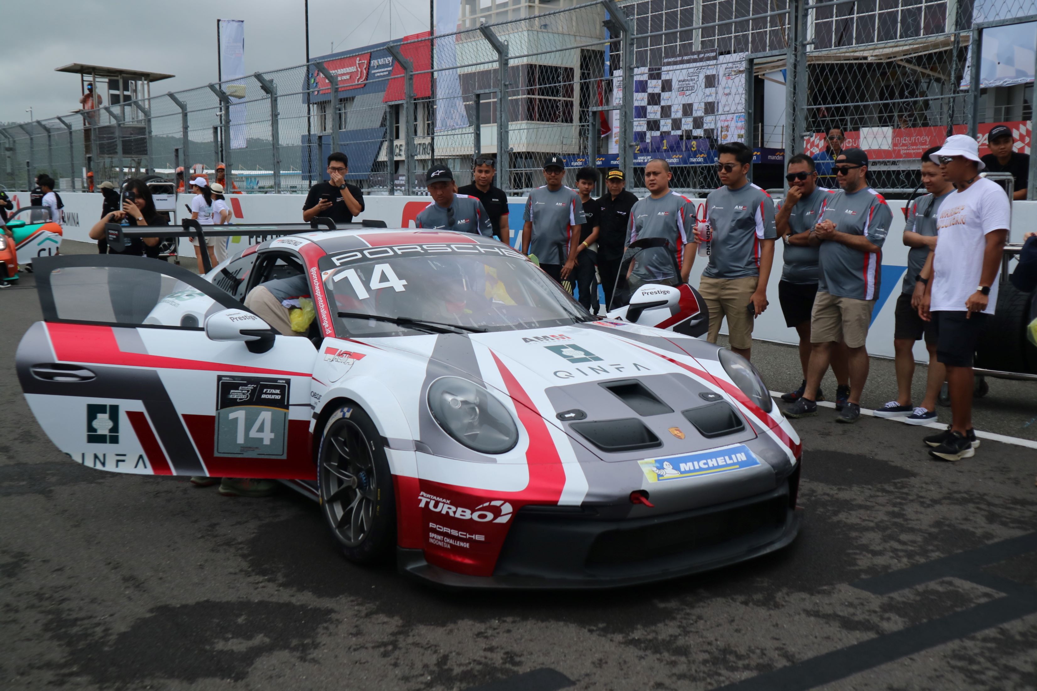 Para pembalap dan tim sedang bersiap adu cepat pada kelas Porsche Sprint Challenge Indonesia dalam ajang Mandiri Mandalika Festival of Speed (MFoS) 2024 putaran final di Sirkuit Mandalika