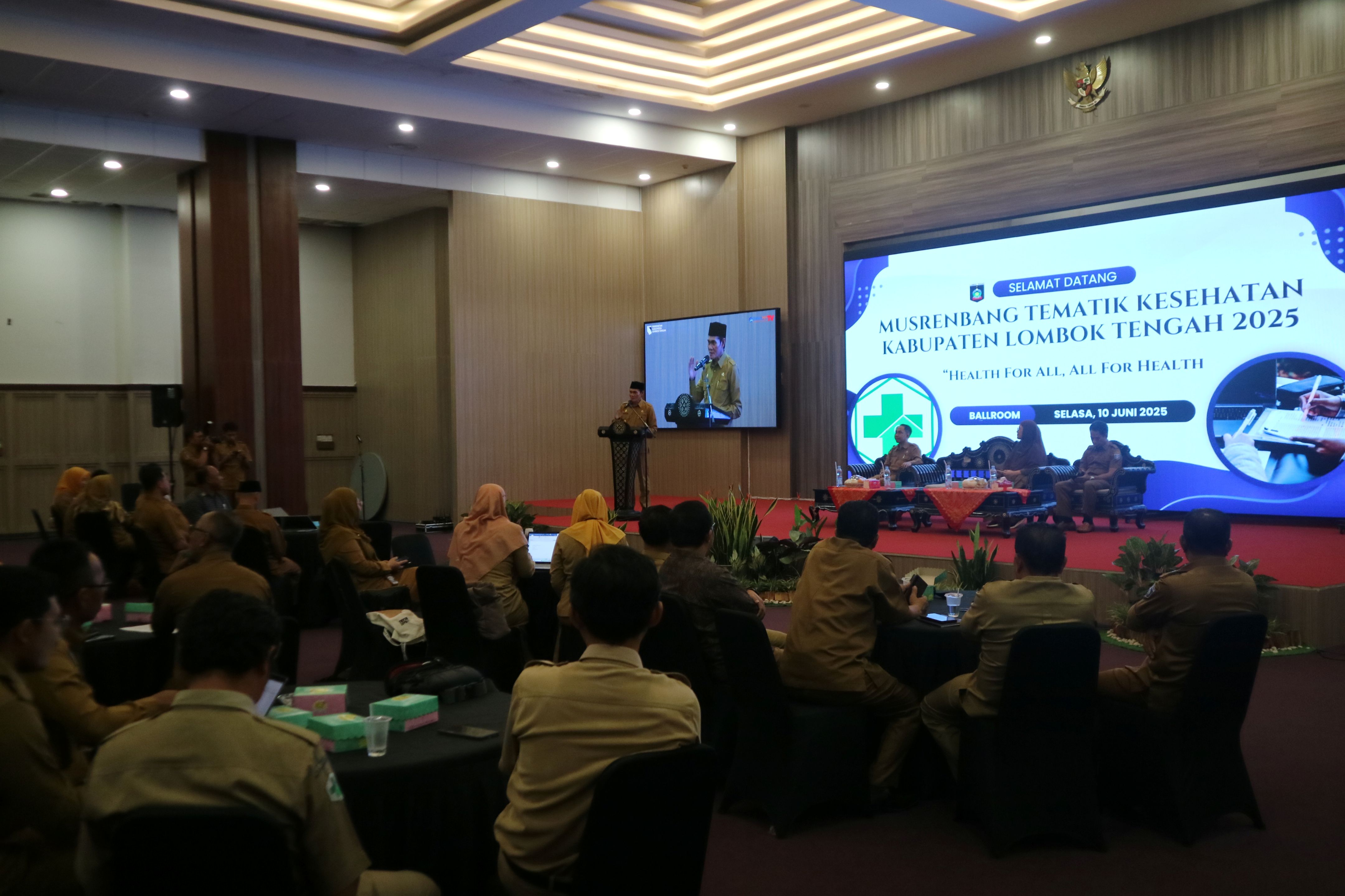 MUSRENBANG KESEHATAN: Wakil Bupati Lombok Tengah HM Nursiah (podium) membuka kegiatan Musrenbang Tematik Kesehatan Kabupaten Lombok Tengah di ballroom kantor bupati, Selasa (10/6).