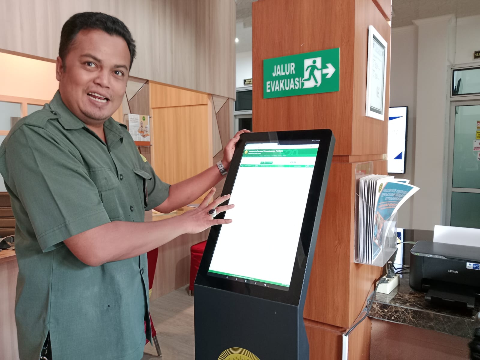 SUDAH NORMAL: Pejabat Pengelola Informasi Publik PN Praya Ikhsan Suhariadi menunjukkan website SIPP PN Praya kembali normal, Selasa (10/5).