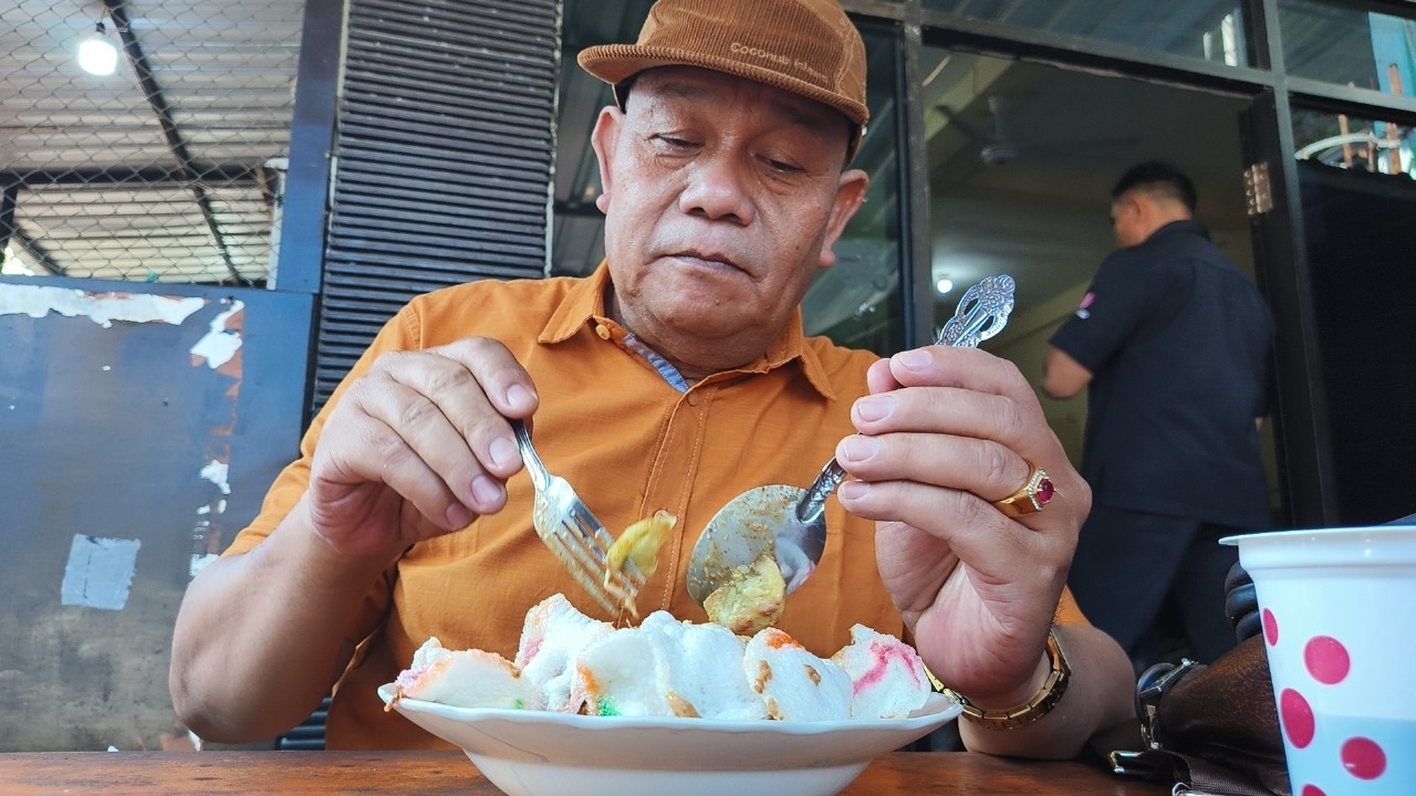 Salah satu warga Kota Mataram yan tengah menikmati pecel sasak di warung pondok sasak.