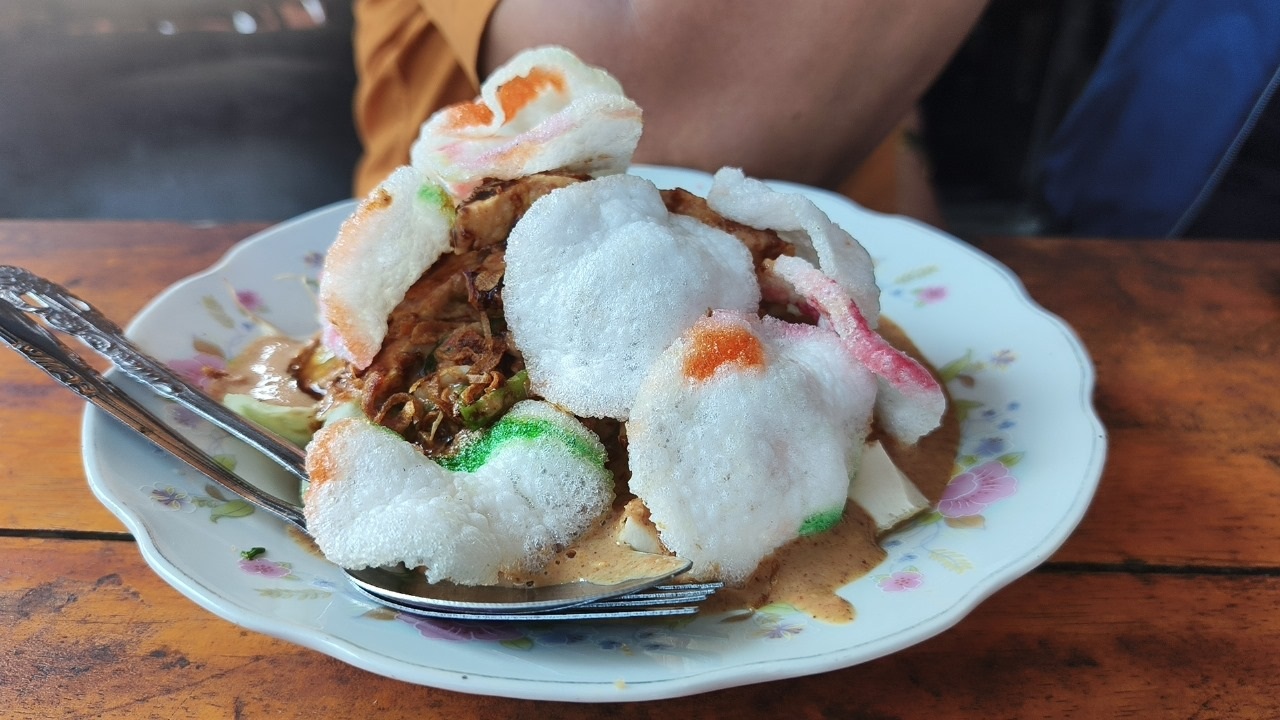 Sensasi nikmatnya pecel sasak di warung pondok sasak yang viral dan jadi buruan warga kota mataram setiap harinya.