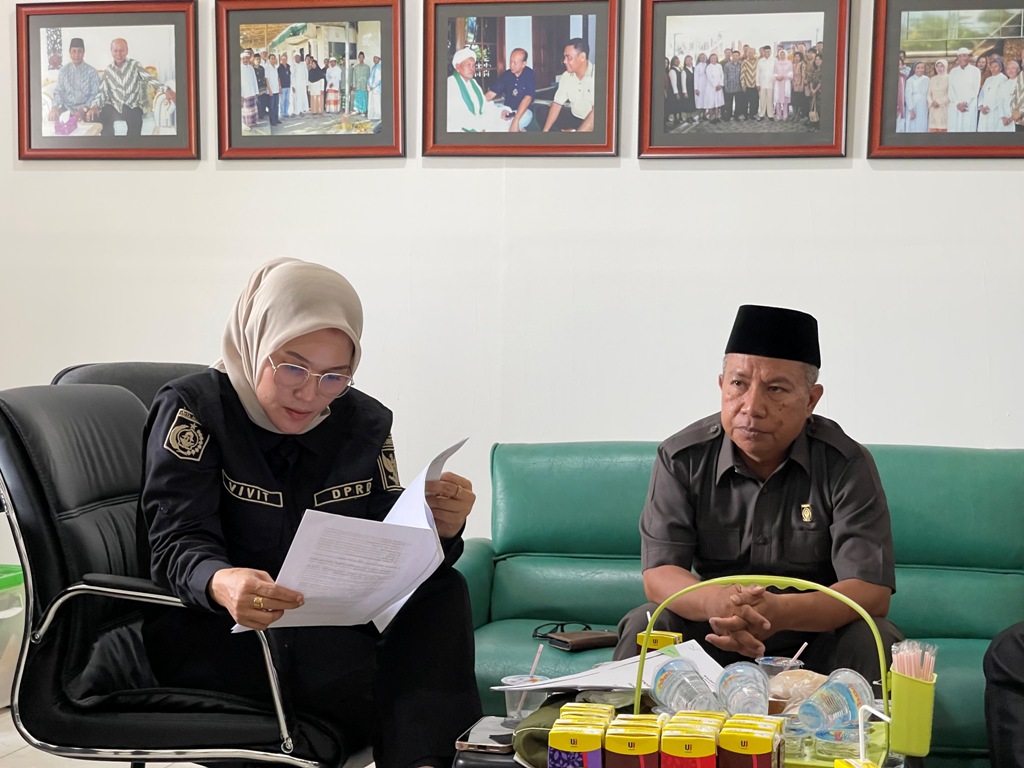 TELITI: Siti Fitriani Bakhreisyi (kiri) tengah membaca dokumen salah satu perusahaan di Kota Mataram.