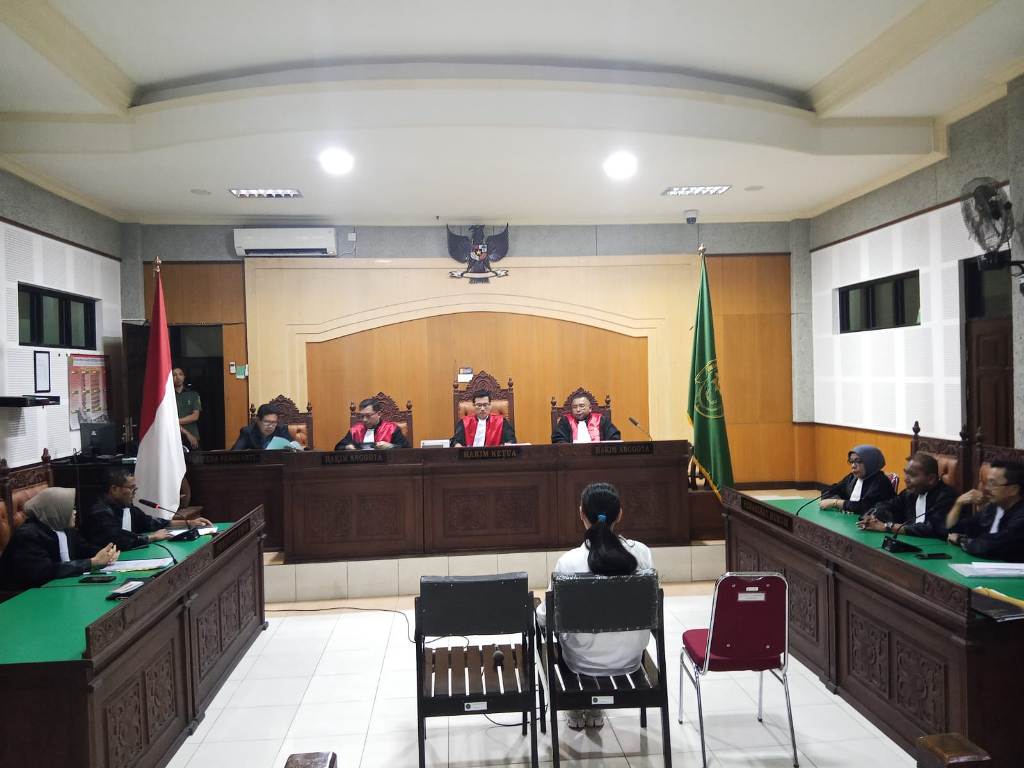 PEMBACAAN DAKWAAN: Terdakwa Isabel Tanihaha saat mendengarkan pembacaan dakwaan di Pengadilan Tipikor Mataram, Selasa (10/6).