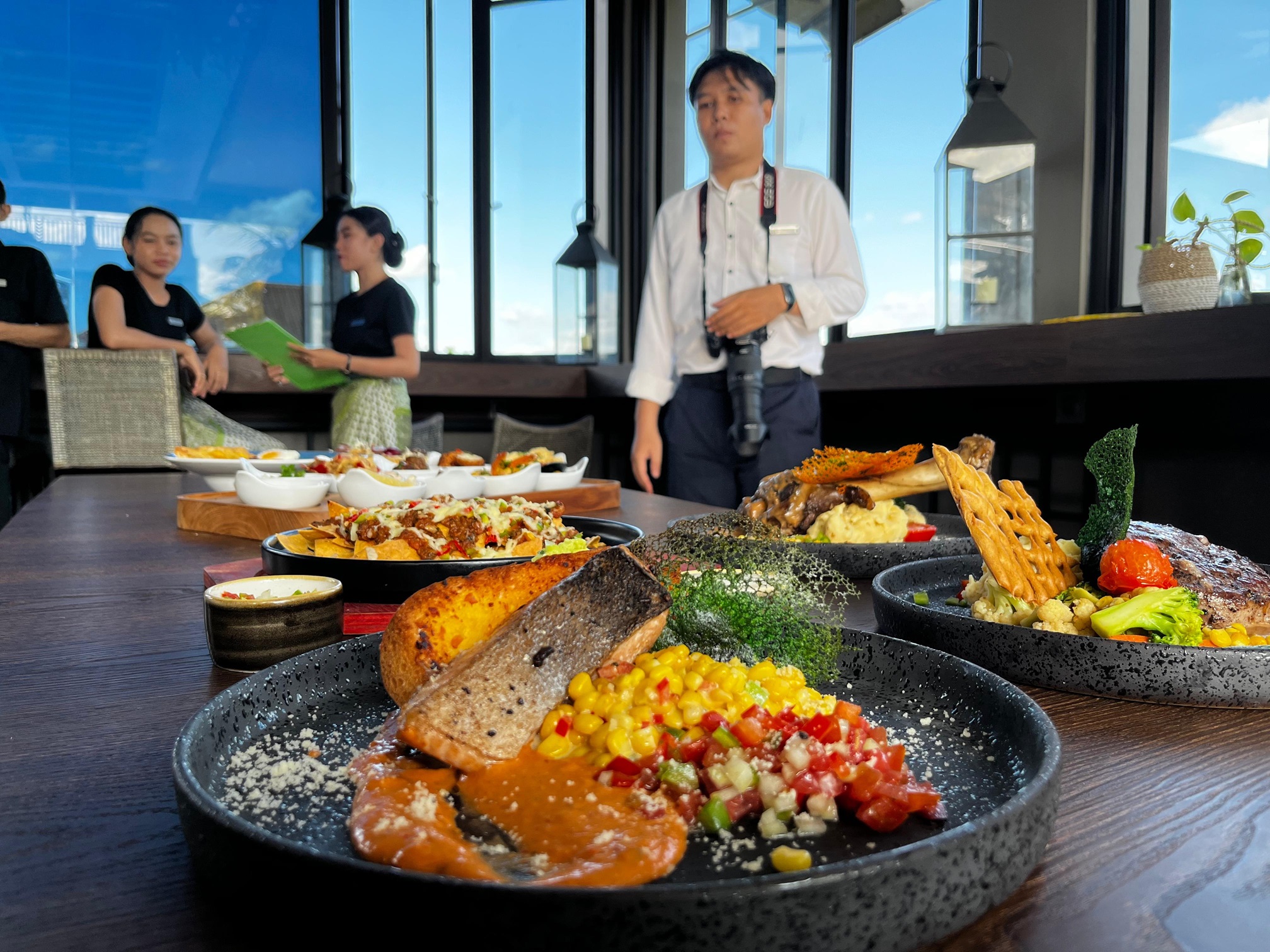 Manjakan lidah dengan lezatnya kuliner khas eropa di bale tapas Lombok Astoria.