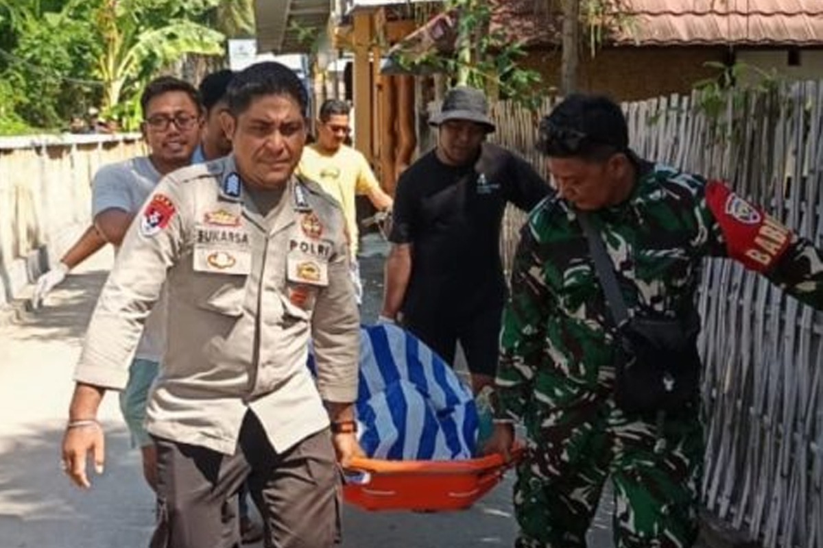 DITEMUKAN MENINGGAL: Polisi dan warga mengevakuasi jenazah Bule Australia yang ditemukan meninggal di Gili Air, Lombok Utara, Senin (9/6).