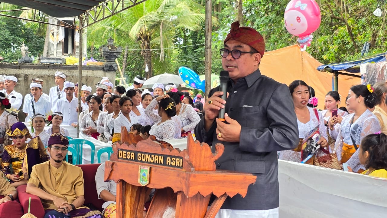 MENGHADIRI ODALAN: Anggota DPRD NTB Sudirsah Sujanto berpidato di acara Odalan Pura Puseh, Desa Gunjan Asri, Kecamatan Bayan, Kabupaten Lombok Utara, Selasa (10/6).
