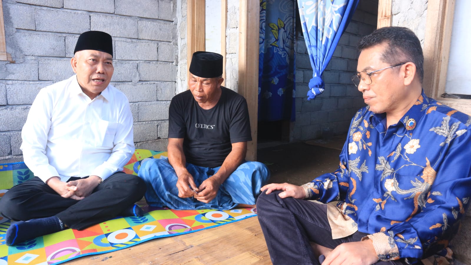 Anggota DPR RI H Muazzim Akbar bersama Dirut PT Kijang Lombok Raya Fetra Ezimon saat mengunjungi Sumarti, ayah Sahri Ramadan.