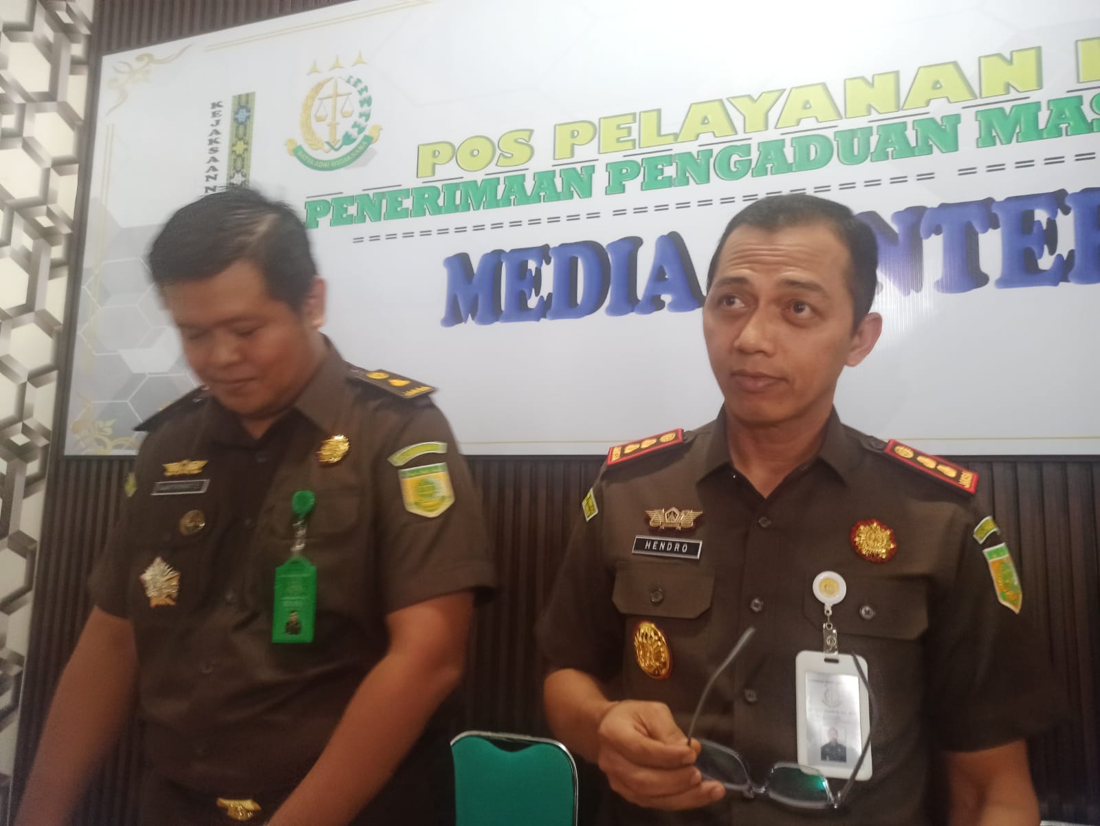 Kepala kejaksaan negeri Lombok Timur (Kanan) Hendro Wasisto, Selasa (10/6)(Supardi/Lombok Post)