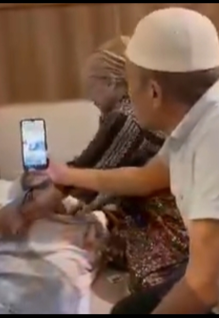 Bupati Lombok Tengah H Lalu Pathul Bahri lakukan video call kepada pihak keluarga atas meninggalnya salah satu jamaah haji di Tanah Suci.