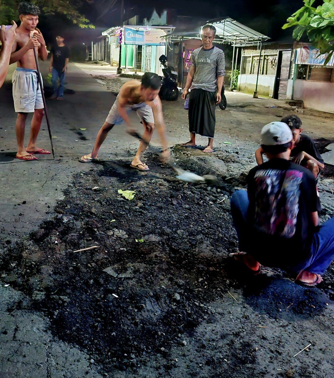 RUSAK BERAT: Warga gotong royong memperbaiki ruas jalan provinsi yang rusak berat di Jalan Raya Praya-Mujur, Desa Batunyala, Kecamatan Praya Tengah, Lombok Tengah, 16 Mei lalu.