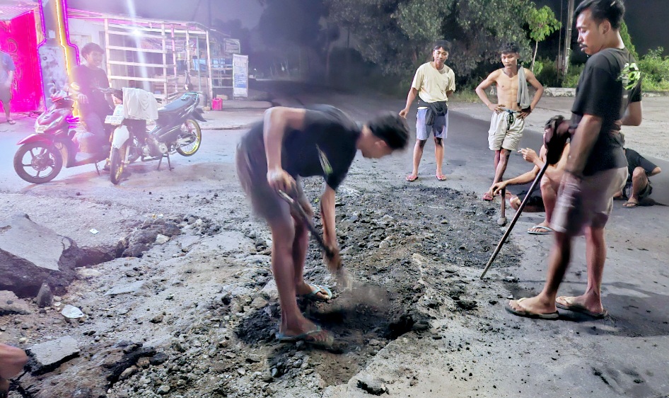JALAN RUSAK: Warga gotong royong memperbaiki jalan provinsi rusak di ruas Jalan Raya Praya-Mujur, Desa Batunyala, Kecamatan Praya Tengah, Lombok Tengah, 16 Mei lalu.