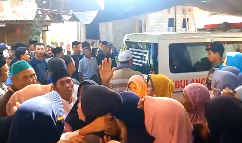 TIBA DI LOMBOK: Jenazah PMI asal Desa Buwun Sejati, Kecamatan Narmada, Kabupaten Lombok Barat tiba di kediamannya, Rabu (11/6).