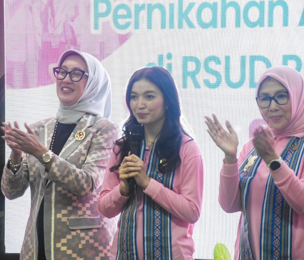 CEGAH PERNIKAHAN DINI: Selvi Ananda Gibran (tengah) didampingi Ketua TP-PKK NTB Sinta Agathia (kiri) melakukan sosialisasi pencegahan pernikahan anak usia dini di RSUP NTB, Rabu (11/6).