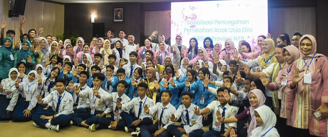 PEDULI ANAK-ANAK: Selvi Ananda Gibran dan Ketua PKK NTB Sinta Agathia berfoto bersama para siswa dan siswi SMP di Kota Mataram usai sosialisasi pencegahan pernikahan anak di RSUP NTB, Rabu (11/6).