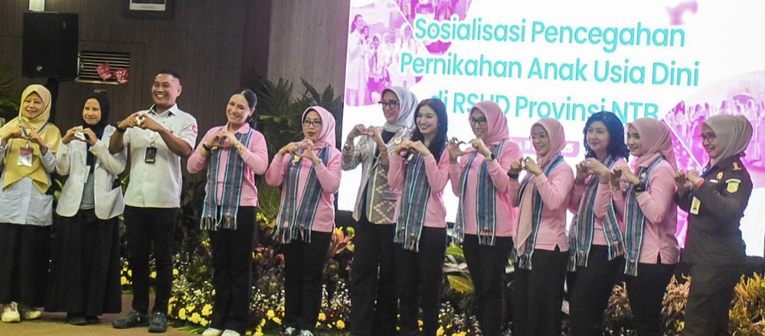 CEGAH PERNIKAHAN ANAK: Selvi Ananda Gibran (enam dari kanan) hadir menyampaikan motivasi terkait bahaya pernikahan anak usia dini di RSUP NTB, Rabu (11/6).