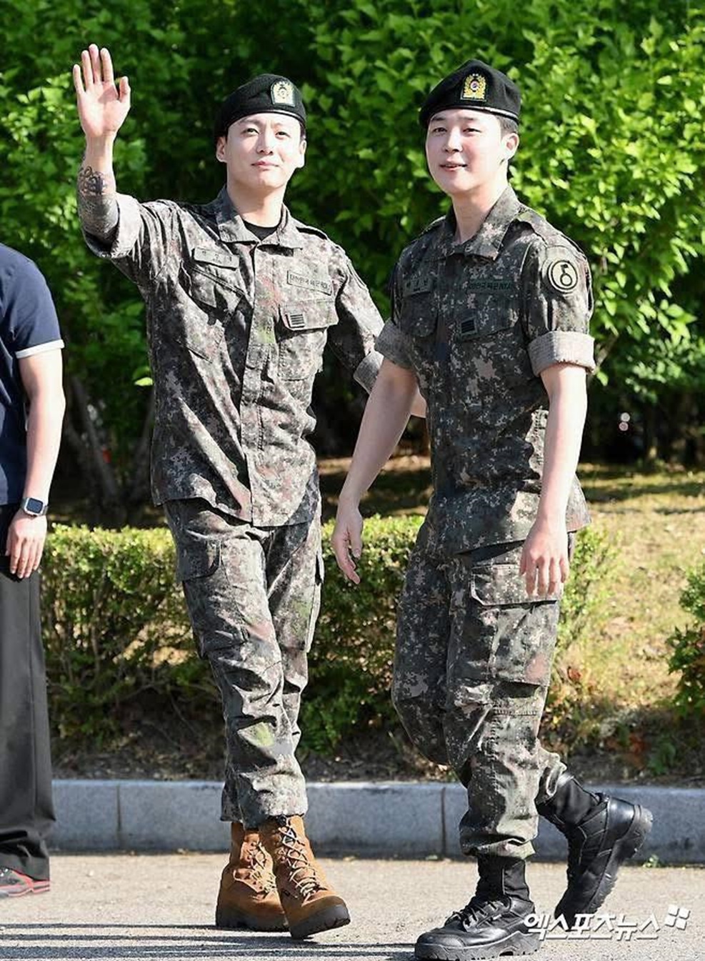 Jimin dan Jungkook BTS saat menyelesaikan wajib militernya hari ini (11/6)