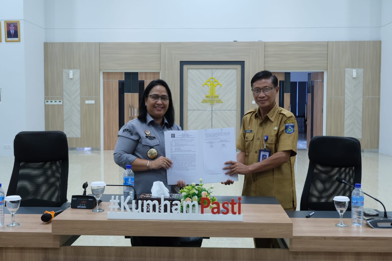 Kepala Kanwil Kementerian Hukum NTB I Gusti Putu Milawati (kiri) bersama Kabid Pengendalian dan Pembinaan Badan Pendapatan Daerah NTB M. Isnani menandatangani berita acara harmonisasi Raperkada