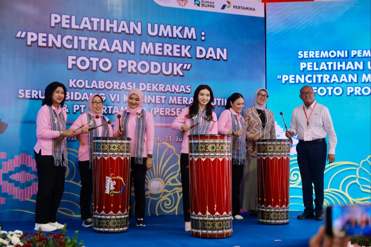 Ketua Umum Dekranas periode 2024&ndash;2029 Selvi Gibran Rakabuming pelatihan &ldquo;Branding & Foto Produk UMKM&rdquo; bagi 75 pelaku UMKM di Lombok Timur, Rabu (11/6)