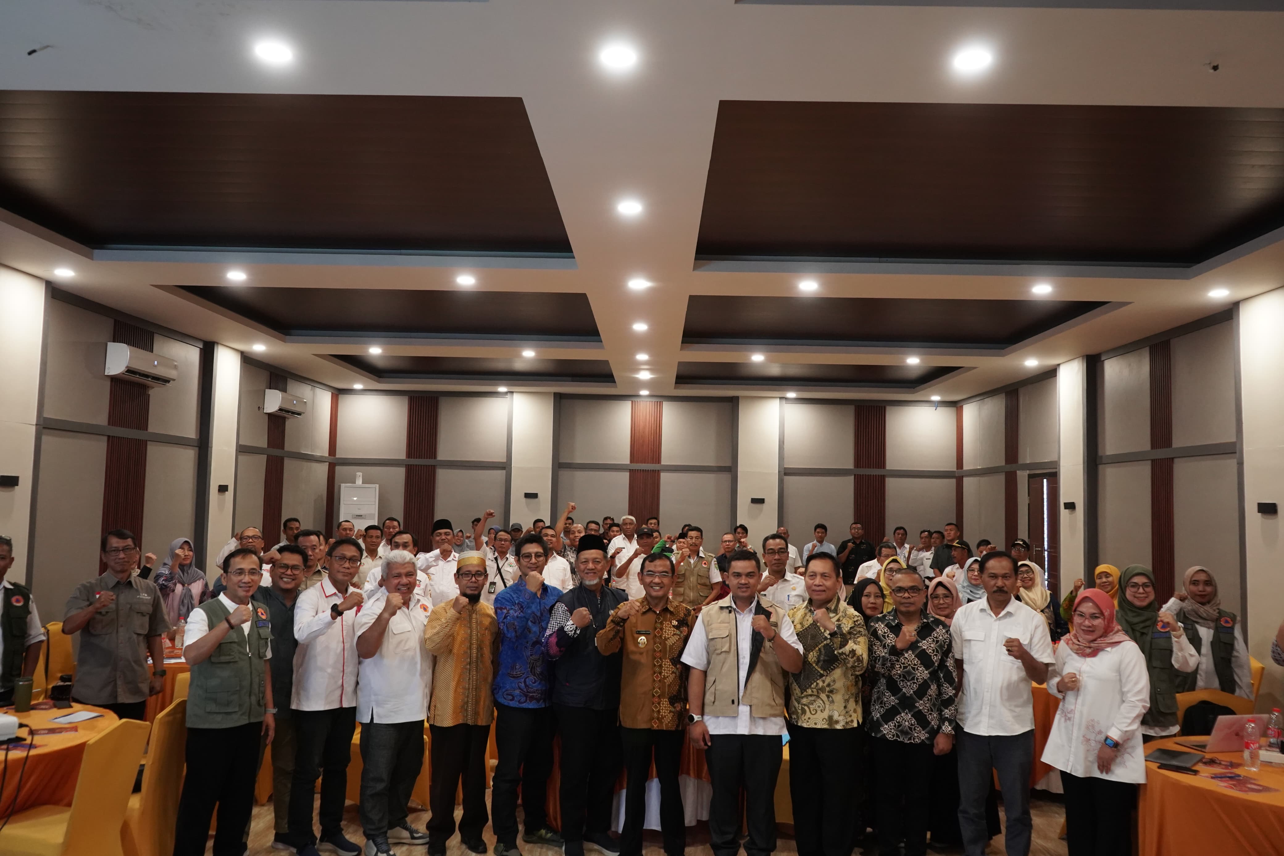 Wakil Bupati Sumbawa H Mohammad Ansori bersama Pemerintah Australia, menunjukkan rencana program kerja tahunan yang disepakati bersama untuk menjadi panduan program SIAP SIAGA di Sumbawa tahun 2025.
