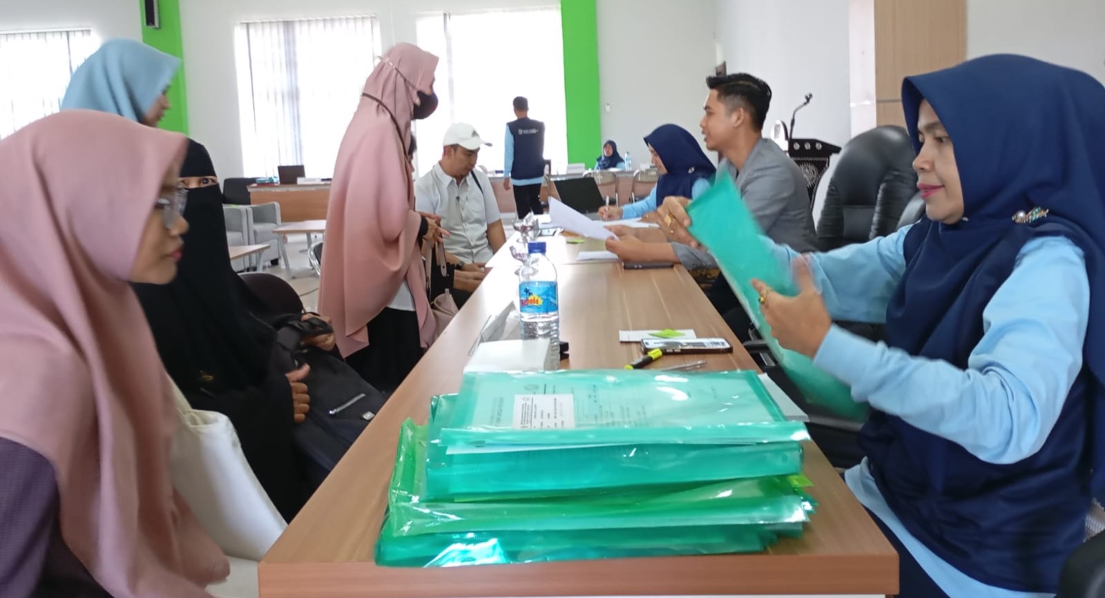 Calon siswa baru yang lolos jalur reguler PPDM MAN 2 Mataram daftar ulang di madrasah setempat, Rabu (11/6).