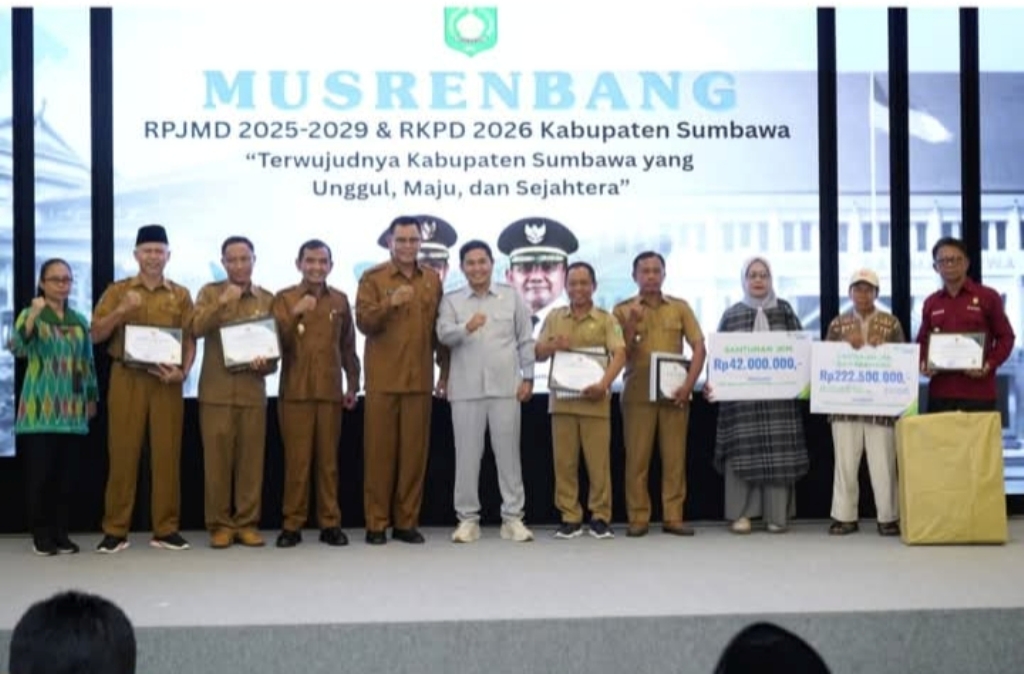 BERFOTO BERSAMA: Bupati Sumbawa Syarafuddin Jarot berfoto bersama usai pembukaan Musrenbang RPJMD 2025-2029 dan RKPD 2026 di La Granda Ballroom, Selasa (10/6).