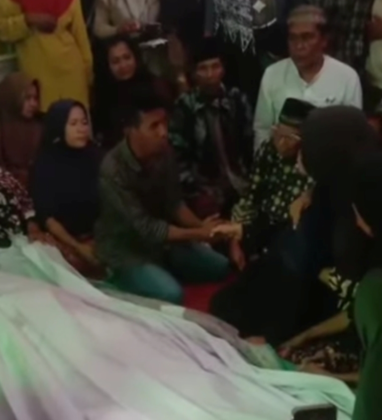 NIKAHI MAYAT: Seorang gadis muda menikahi mayat di Desa Marada, Kecamatan Hu