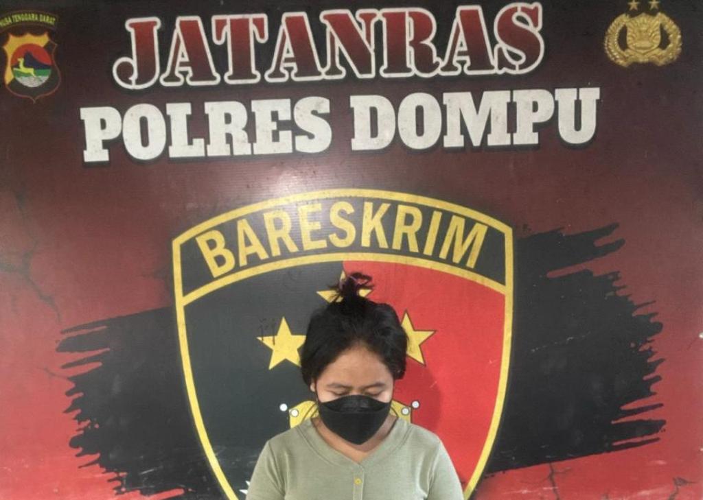 DITANGKAP: Seorang mucikari inisial AI diamankan di Polres Dompu, Selasa (10/6).