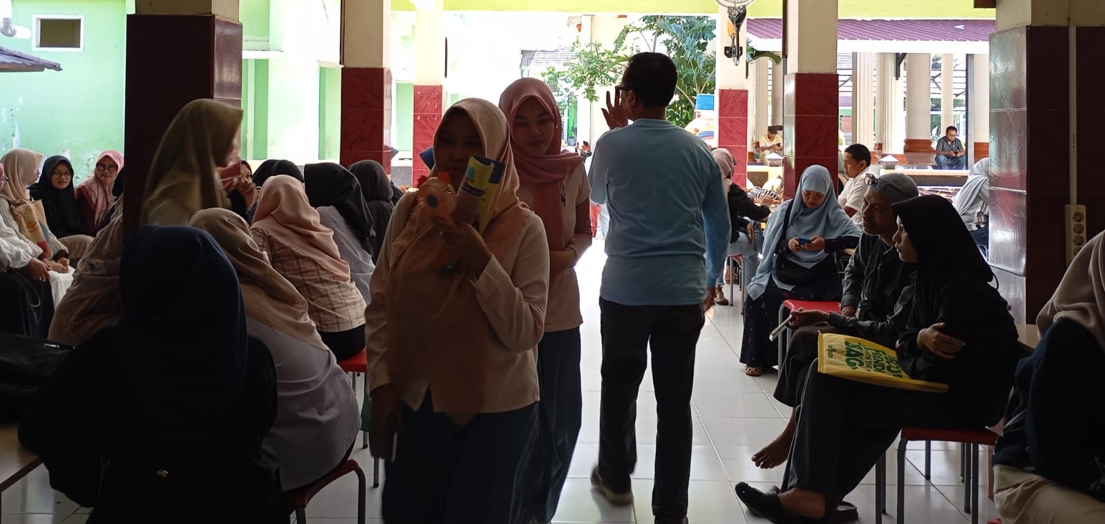Calon siswa baru yang lolos jalur reguler PPDM MAN 2 Mataram saat mengambil seragam di koperasi madrasah setempat, Rabu (11/6).