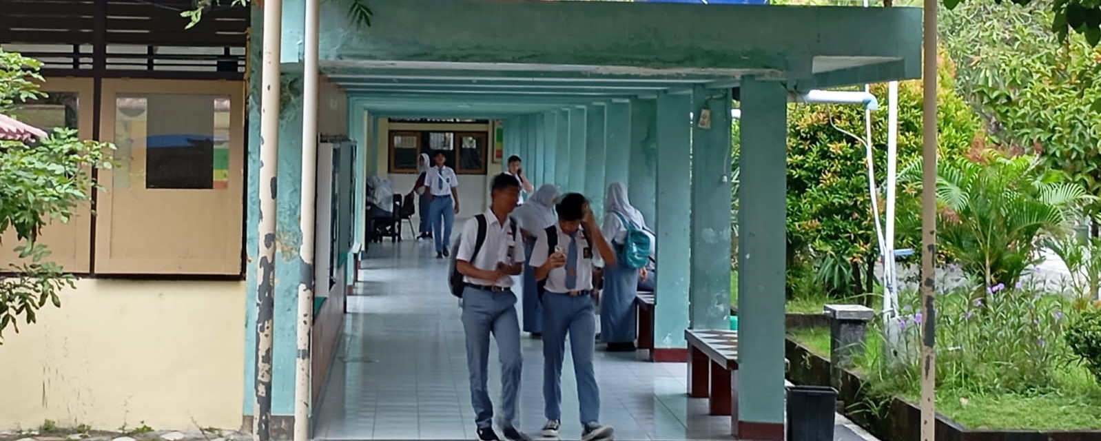 Siswa SMA di Kota Mataram keluar dari ruang kelas usai belajar. SPMB jalur Afirmasi dan Perpindahan akan dibuka 12 Juni.