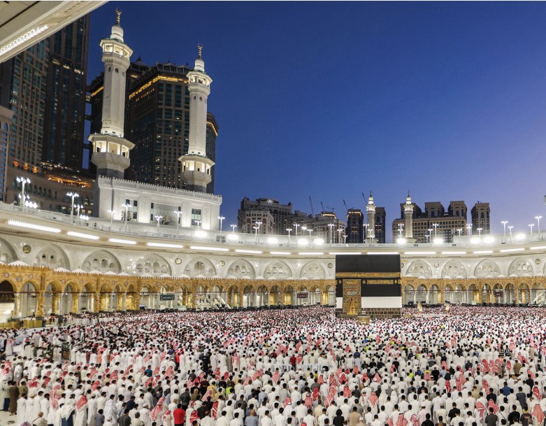 SIAP KEMBALI KE TANAH AIR: Jamaah haji dari berbagai negara sedang menunaikan salat di Masjidilharam, Makkah. Rangkaian ibadah haji tahun ini telah selesai dilakukan. Untuk itu, jamaah haji