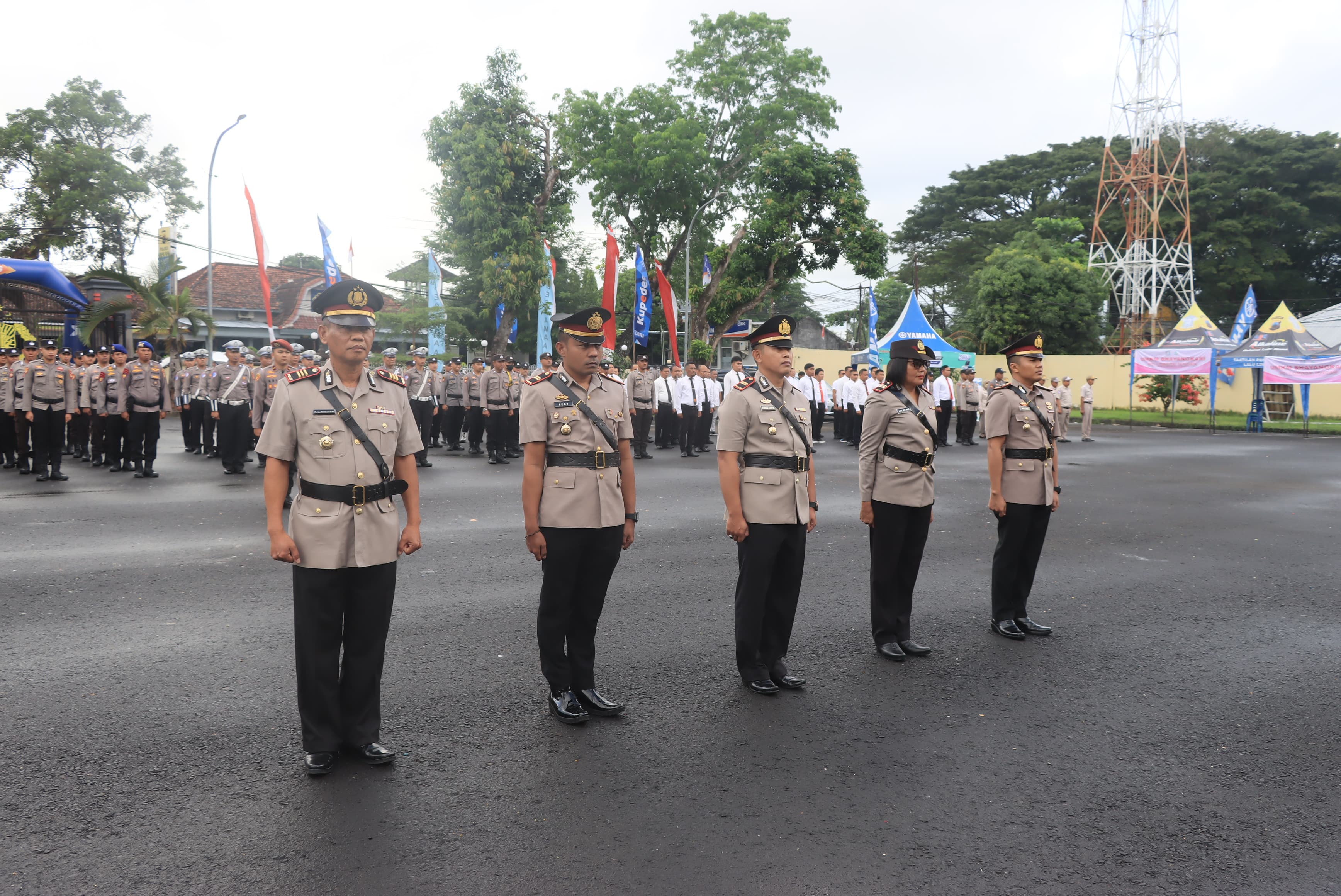 PENYEGARAN: Suasana upacara sertijab Kasat Narkoba, Kapolsek Kawasan Mandalika dan Kapolsek Kopang di Mapolres Lombok Tengah, Rabu (11/6).