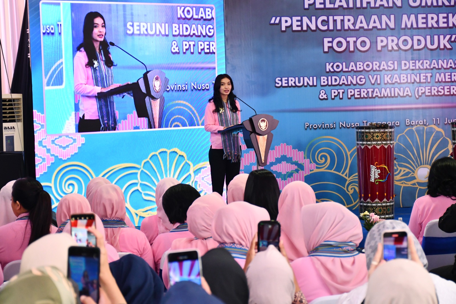 BUKA: Istri wakil presiden sekaligus Ketua Umum Dekranas Selvi Ananda Gibran membuka pelatihan UMKM di Rumah BUMN Lombok Timur, Rabu (11/6).