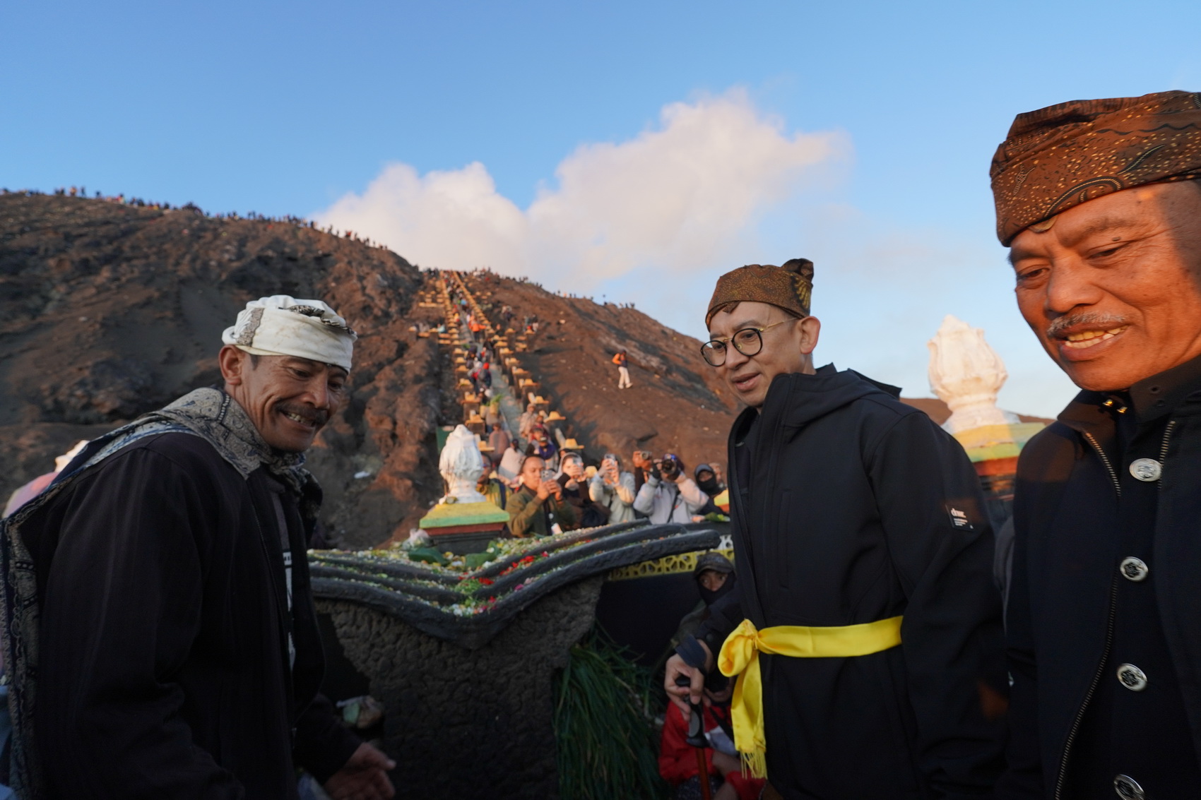 TURUT HADIR: Menteri Kebudayaan Fadli Zon (dua dari kanan) yang dikukuhkan menjadi warga kehormatan masyarakat Tengger saat menghadiri puncak perayaan Yadnya Kasada di Gunung Bromo, Rabu (11/6)