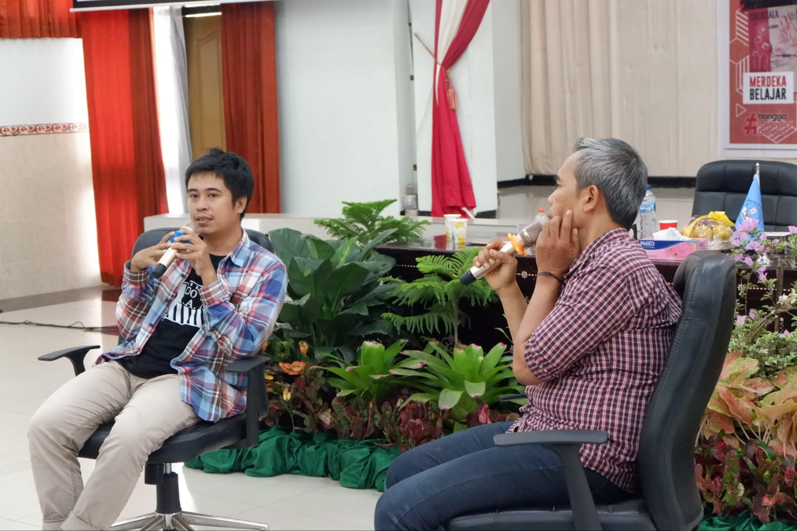 PRODUKTIF MENULIS: Arianto Adipurwanto (kiri) dalam sebuah kegiatan literasi.