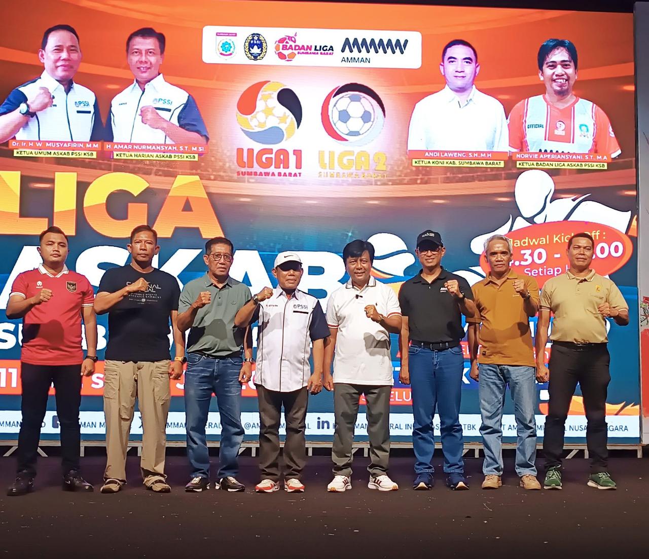 Bupati Sumbawa Barat Amar Nurmansyah bersama Ketua Askab PSSI Sumbawa Barat H.W.Musyafirin saat meresmikan bergulirnya Liga 1 dan Liga 2 Askab PSSI Sumbawa Barat.