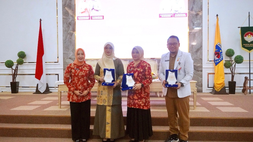 SENYUM OPTIMIS: Pembina DWP Kota Mataram, HjKinastri Mohan Roliskana (dua dari kiri), dan Ketua DWP Unit Dinas Kesehatan Kota Mataram, Dr. Nining Helina (paling kiri) berfoto bersama narasumber acara,