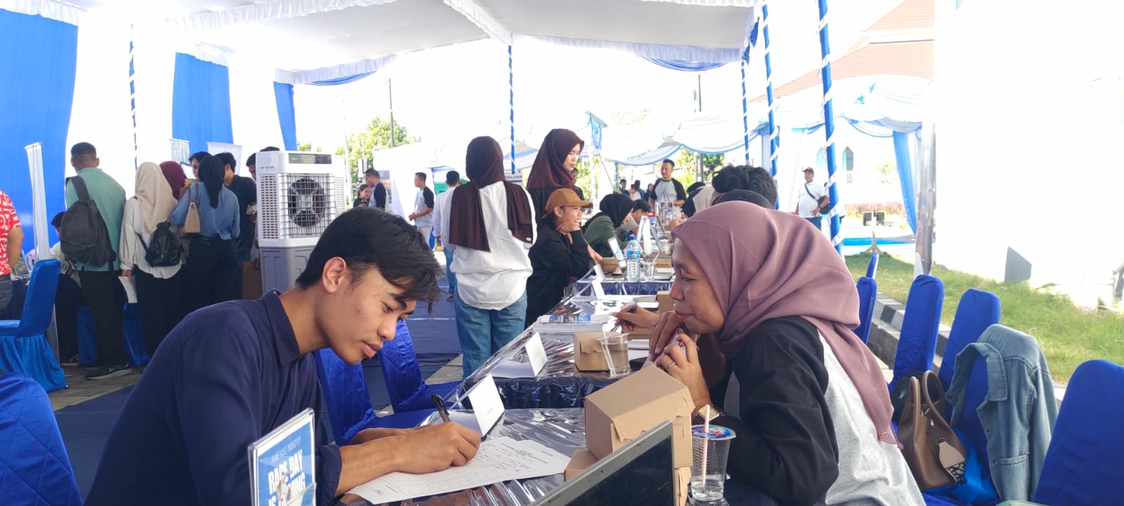 COBA PERUNTUNGAN: Para pencari kerja melamar di job fair yang digelar Pemda KLU, Rabu (11/6).