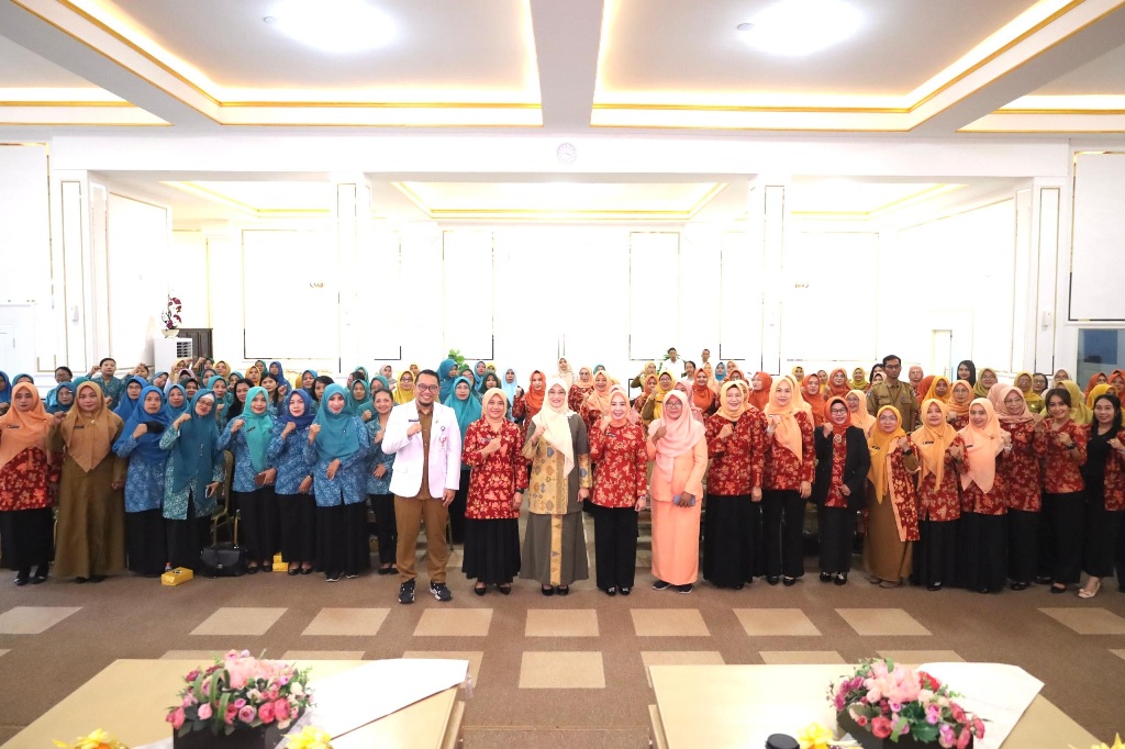 SEMUA HADIR: Pembina DWP HjKinastri Mohan Roliskana berfoto bersama DPW dari OPD se Kota Mataram, Selasa (10/6).