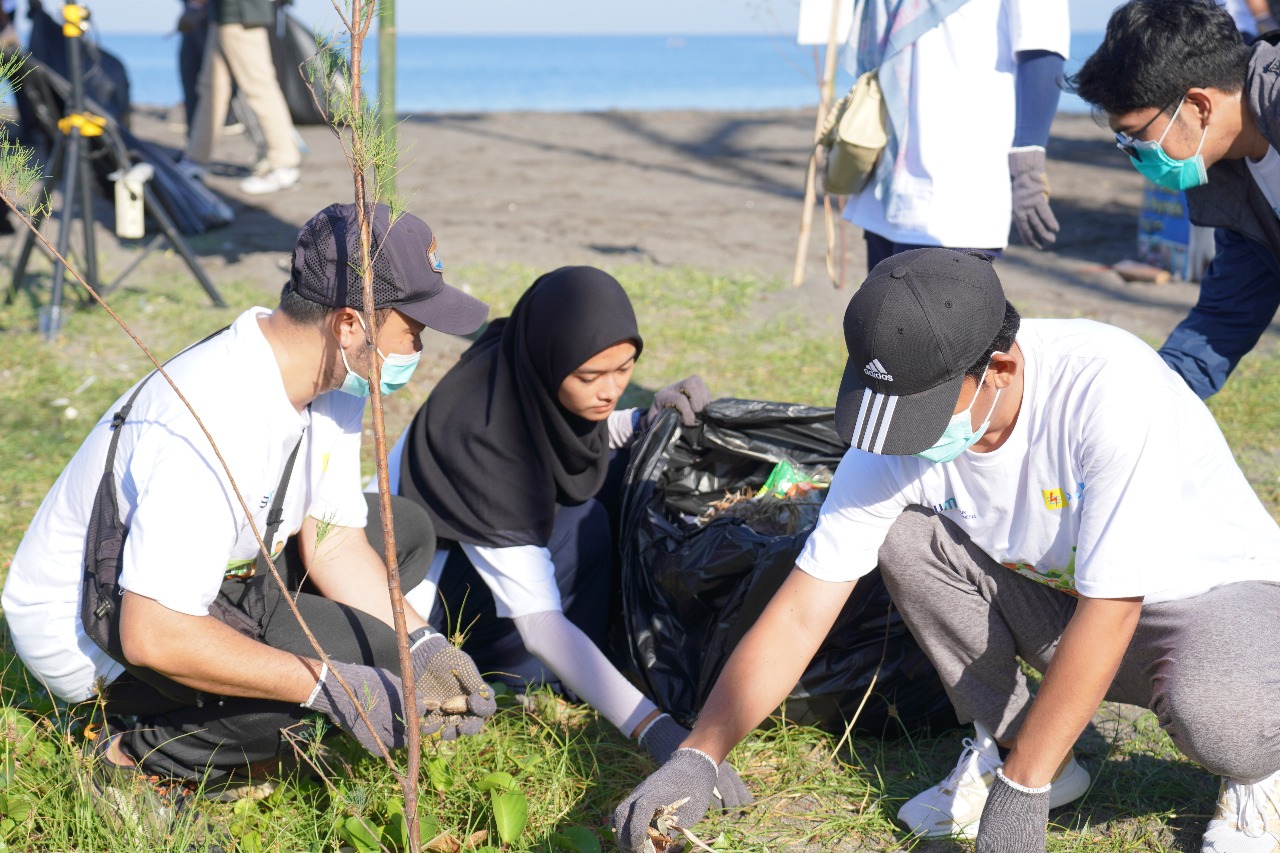 Karyawan PLN UIP Nusra terlibat dalam aksi bersih-bersih pantai Loang Baloq, Kamis (12/6).