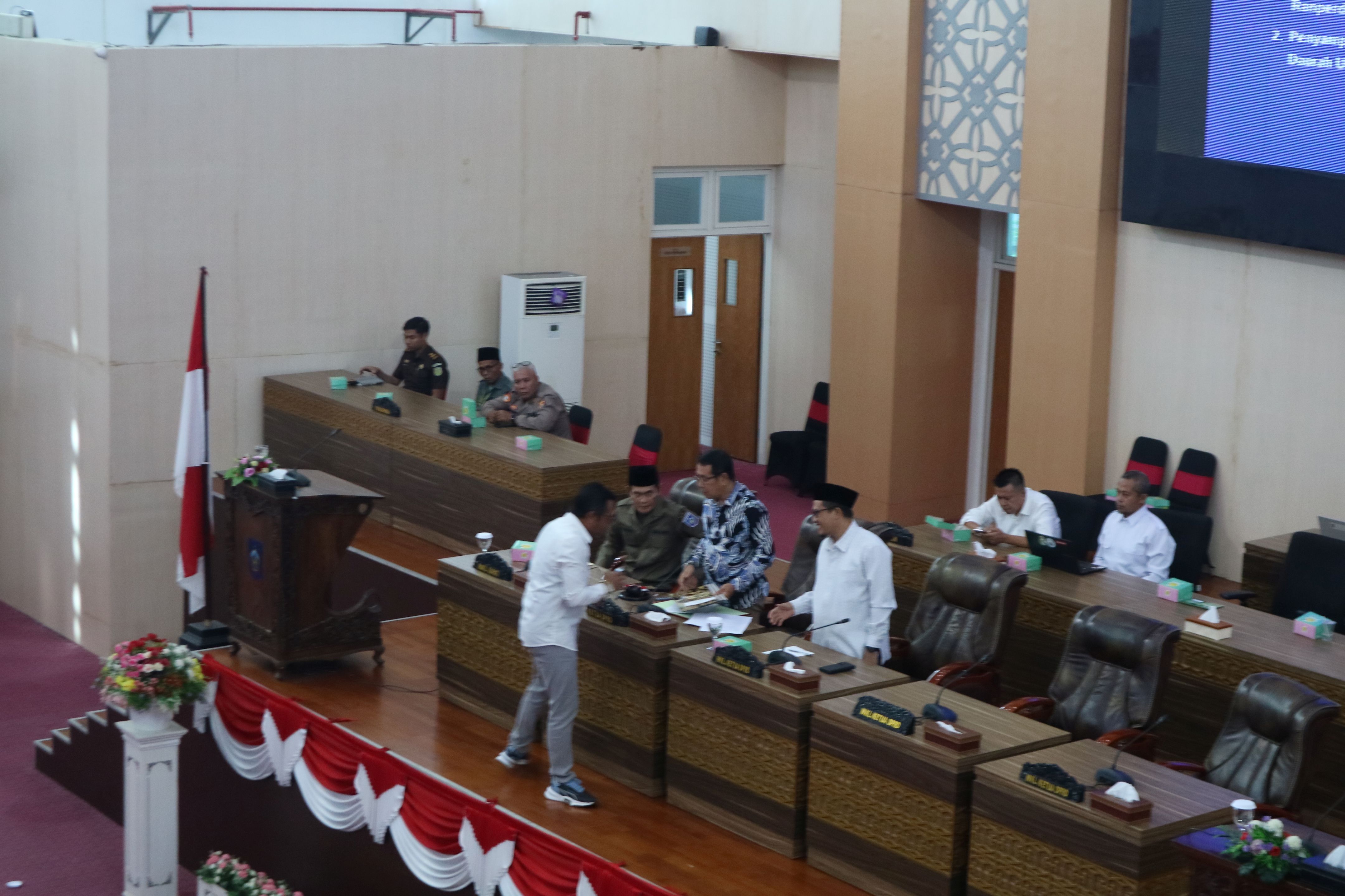 Sejumlah fraksi sampaikan pandangan umumnya tentang Ranperda Pertanggungjawaban APBD Tahun 2024 dan Ranperda RPJMD Tahun 2025-2029 dalam sidang paripurna, Rabu (11/6).