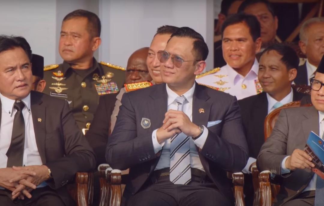 Kapolri Sigit Sigit Prabowo yang duduk di belakang AHY terbahak, seolah dia langsung paham bahwa Presiden Prabowo sedang menggodanya.