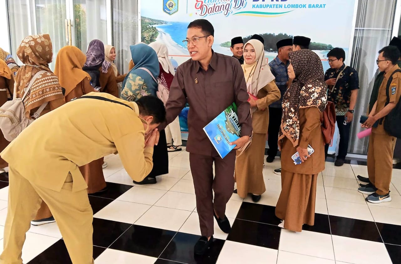 MENGADU: Guru yang tergabung dalam Koordinator Guru PAI Lobar menyampaikan keluhan kepada jajaran Komisi IV DPRD Lobar terkait persoalan PPG, Selasa (10/6).