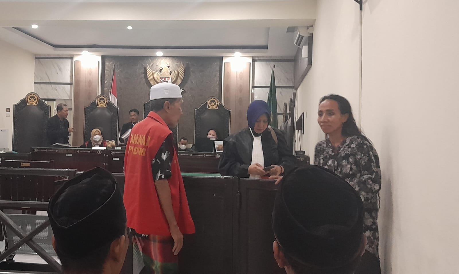 DIVONIS BERSALAH: Markiani meninggalkan persidangan usai Majelis hakim PN Mataram membacakan putusan perkara tindak pidana Informasi Transaksi Elektronik (ITE), Kamis (12/6).